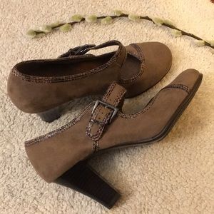 AEROSOLES MARY JANE HEELS